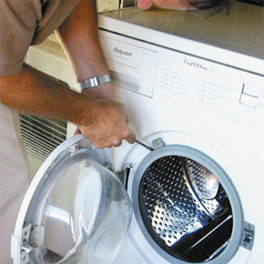 Мастер чинит манжетку на люке стиральной машины